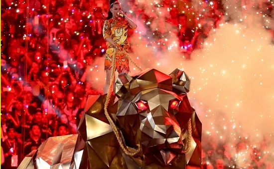 Ngồi trên lưng hổ, Katy Perry "đốt cháy" Super Bowl