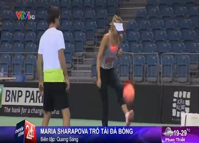 Maria Sharapova trổ tài… đá bóng