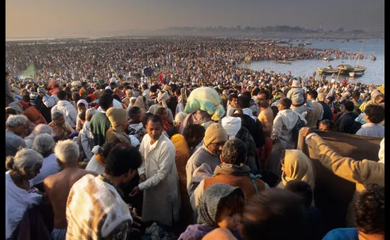 Ấn Độ: Hàng nghìn người tắm sông trong dịp lễ Kumbh Mela