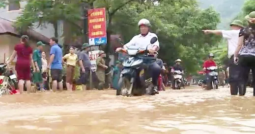 Lạng Sơn: Mưa lũ kéo về, thị trấn Đồng Mỏ chìm trong biển nước