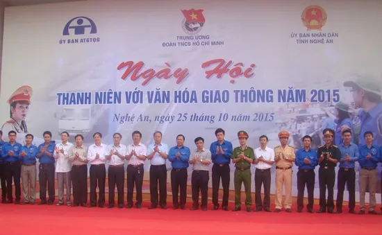 Đông đảo thanh niên tham gia Ngày hội Thanh niên với văn hóa giao thông 2015