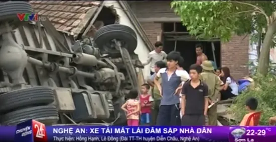 Nghệ An: Xe tải mất lái, đâm sập nhà dân