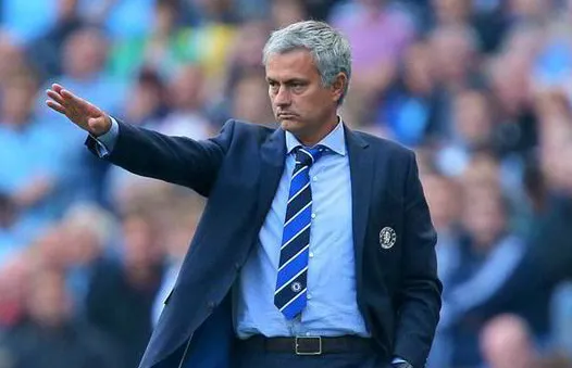 Mourinho trùm kín mặt, phóng như bay rời đại bản doanh Chelsea