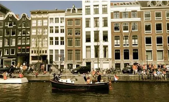 Vớt rác thải từ những con kênh ở Amsterdam