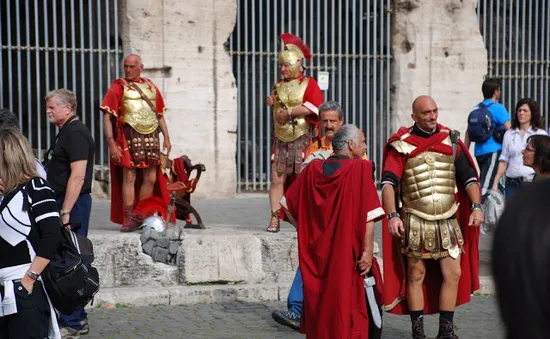 Cấm 'võ sĩ giác đấu' thu tiền chụp ảnh của khách du lịch tại Rome