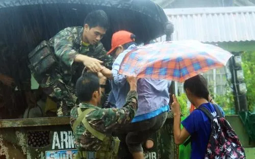 Bão Melor gây mất điện 7 tỉnh miền Trung Philippines