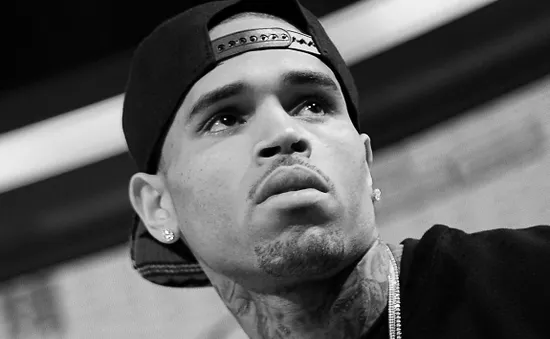 Bị bạn gái gốc Việt “đá”, Chris Brown khuyên đàn ông nên chung tình