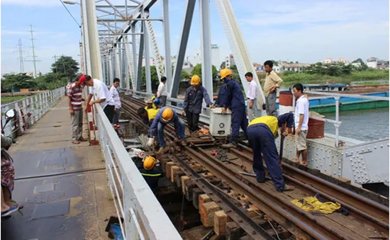 Sà lan đâm cầu Bình Lợi, giao thông đường sắt tê liệt