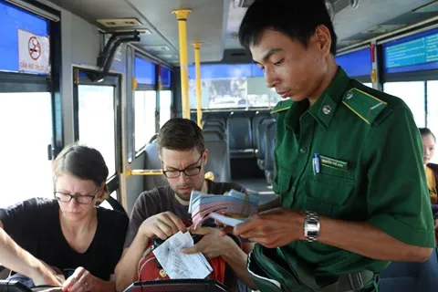 TP.HCM áp dụng mô hình thanh niên xung phong bán vé xe bus