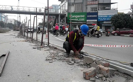 Hà Nội tháo dỡ rào chắn đường sai quy định