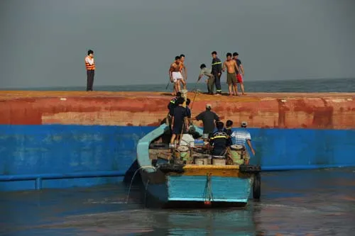 Tìm thấy thi thể nghi là nạn nhân tàu Hoàng Phúc 18