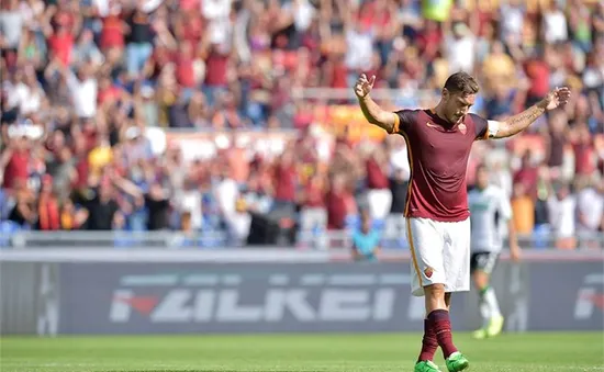 Francesco Totti cán mốc 300 bàn cho Roma