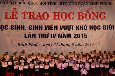 Trao học bổng cho học sinh, sinh viên vượt khó học giỏi năm 2015