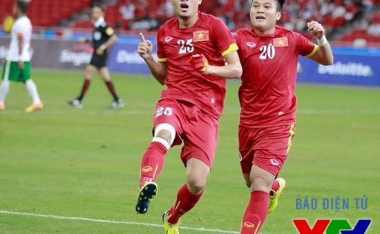 Huy Toàn sút xa tuyệt đẹp nâng tỉ số lên 3-0