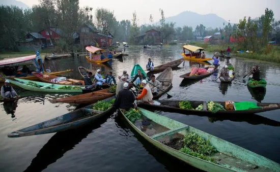 Chợ nổi Kashmir tấp nập trở lại sau lũ lụt