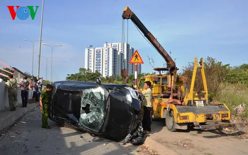 TP.HCM: Ô tô rơi khỏi cầu Rạch Cây, "bay" xuống đất