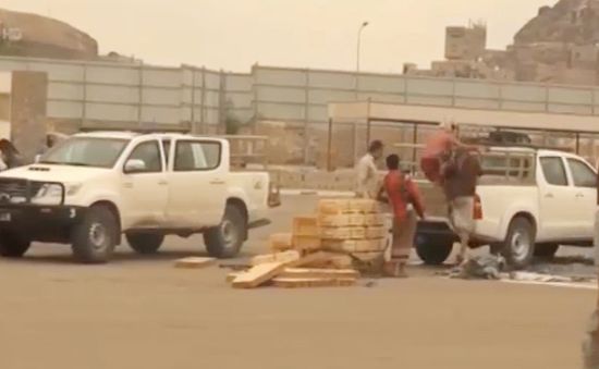 Liên quân Arab thả vũ khí viện trợ cho quân đội Yemen