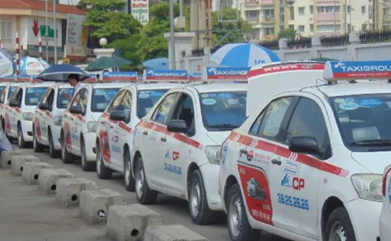 Cước taxi tại Hà Nội và TP. HCM chuẩn bị tăng từ 700 - 900 đồng/km