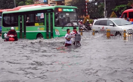 Cửa ngõ sân bay Tân Sơn Nhất lại ngập sâu sau mưa lớn