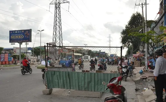 TP.HCM: Chạy đón xe bus, một người đàn ông lọt hố ga tử vong