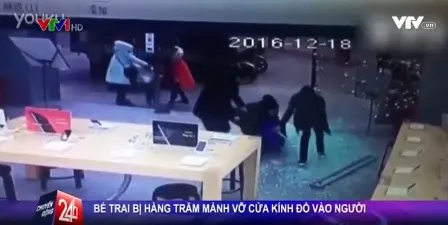 VIDEO: Hàng trăm mảnh vỡ cửa kính đổ ập vào em bé