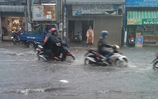 Đồng Nai: Mưa lớn tại Biên Hòa, nhiều tuyến đường ngập nặng