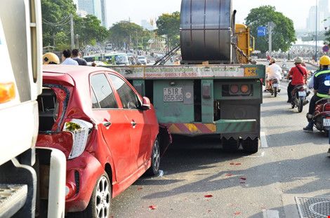 TPHCM: 3 ô tô tông nhau trên cầu Khánh Hội, giao thông ùn ứ kéo dài