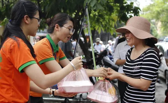 Tiếp sức mùa thi: Mát lòng với những suất cơm miễn phí