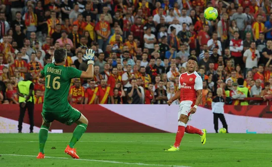 VIDEO: Chamberlain dứt điểm xuất thần, Arsenal thoát thua trước RC Lens