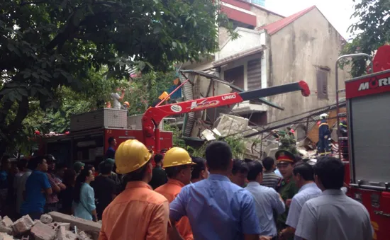 Sập nhà 4 tầng ở Hà Nội: 2 nạn nhân tử vong