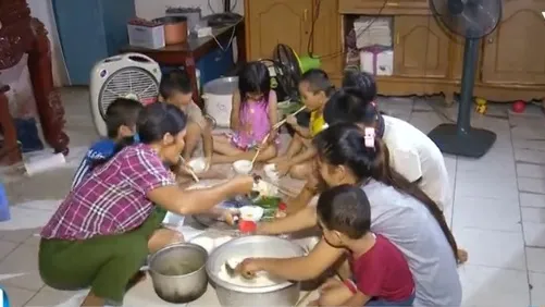 Hà Nội: Cuộc sống cơ cực của bà mẹ sinh 14 đứa con