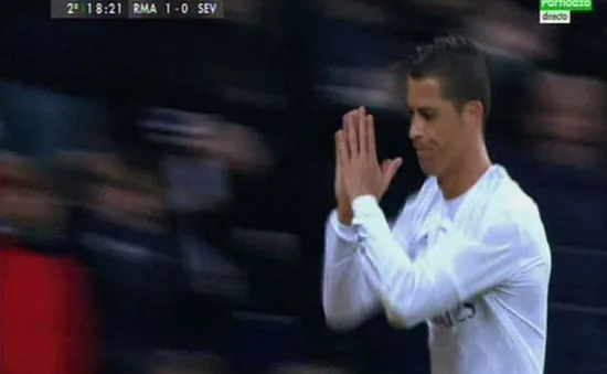 Đá hỏng phạt đền, Ronaldo chắp tay xin lỗi CĐV Real Madrid
