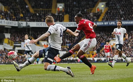 VIDEO: Martial hụt siêu phẩm vì đồng hương Hugo Lloris quá đỉnh