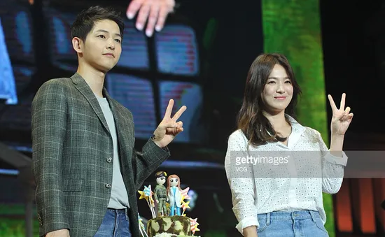 Song Joong Ki hào phóng tặng nhân viên máy tính bảng