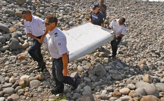 Phát hiện mảnh vỡ nghi của MH370