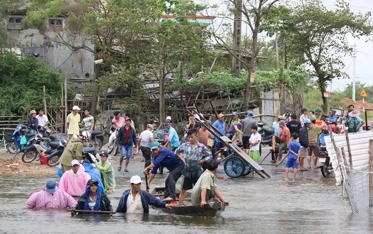 Quảng Nam: Hàng chục bè cá bị cuốn trôi vì thông báo xả lũ muộn