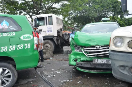 TP.HCM: Xe mất lái tông hàng loạt phương tiện