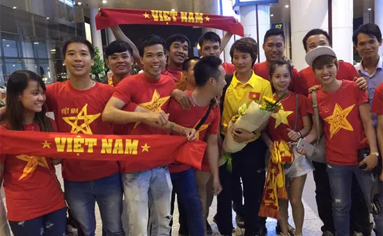 ĐT nữ Việt Nam rơi nước mắt trong vòng tay của người hâm mộ