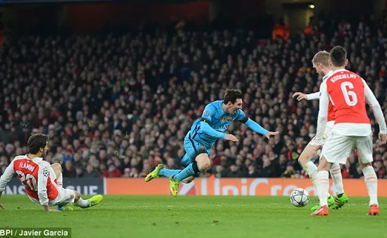 CĐV Arsenal nổi điên với Flamini: Kẻ ném vỡ TV, người dọa đánh