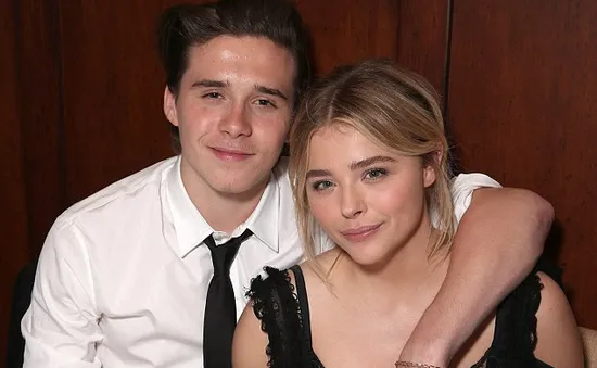 Brooklyn Beckham cực tình củm bên bạn gái