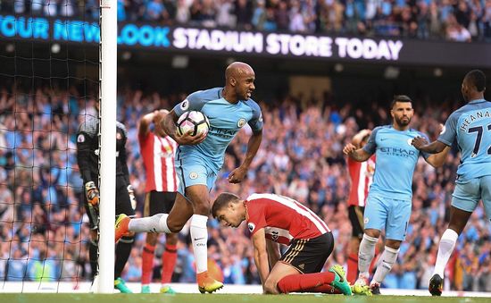 VIDEO: Cựu sao trẻ Man Utd phản lưới, dâng 3 điểm cho Man City