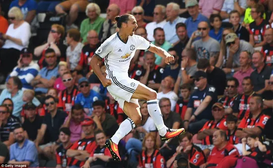 Ibra sút xa hoàn hảo, Man Utd thắng mãn nhãn ngày ra quân