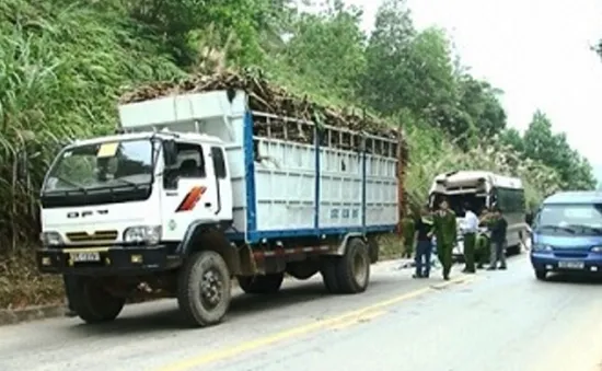 Xe khách đâm đuôi xe tải, 11 người bị thương