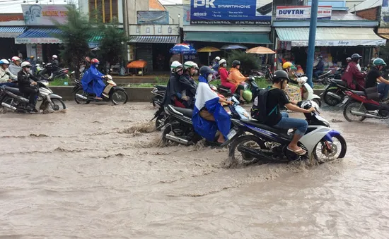 Nhiều tuyến đường nội đô Cần Thơ ngập nặng