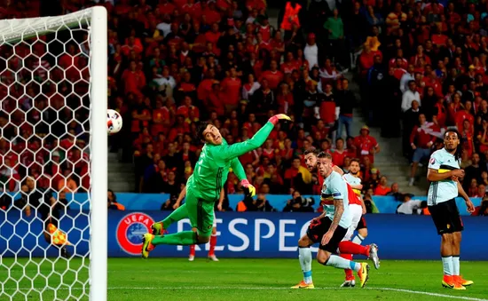 VIDEO EURO 2016: Đánh đầu lái bóng tuyệt đẹp, Sam Vokes nhân đôi cách biệt cho Xứ Wales