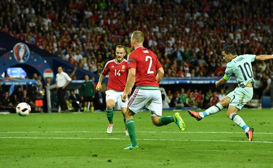 EURO 2016: Hazard lập siêu phẩm solo, hẹn tranh tài với G.Bale ở tứ kết