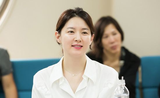 Phim của Lee Young Ae vượt mặt "Hậu duệ mặt trời"?