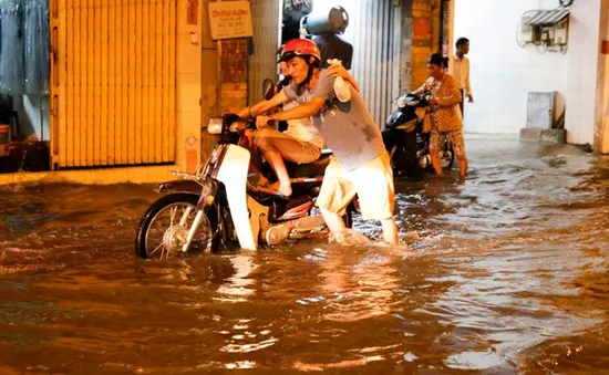 Người dân TP.HCM tiếp tục "vật lộn” với triều cường