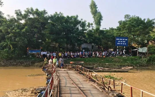 Va chạm xe máy trên cầu phao sông Chu, 2 người tử vong