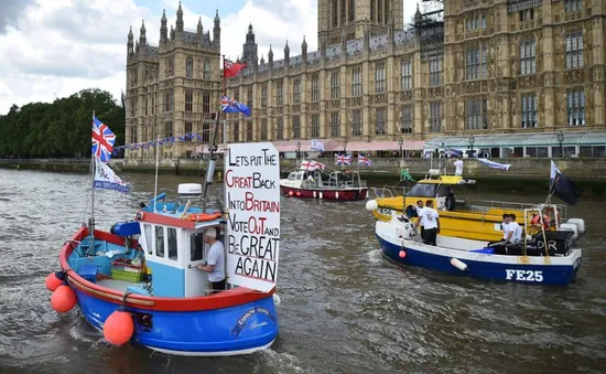 Dong buồm dọc sông Thames ủng hộ Brexit tại Anh